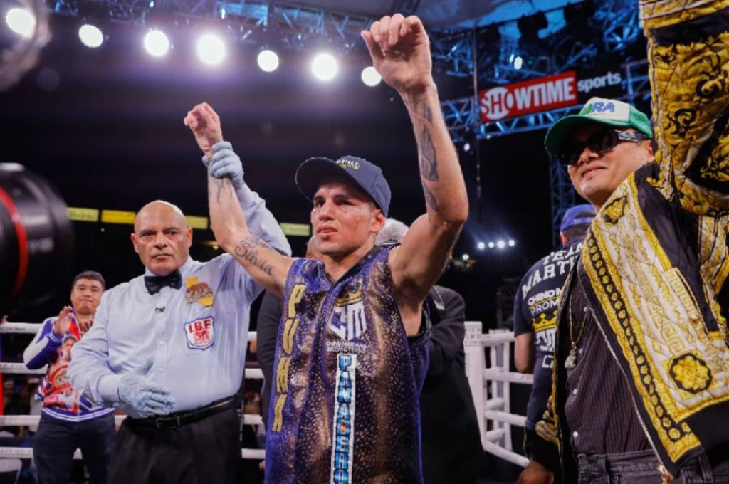 Argentine boxer Fernando Martinez retained his world junior bantamweight title against Filipino challenger Jade Bornea. (Esther Lin / SHOWTIME photo)