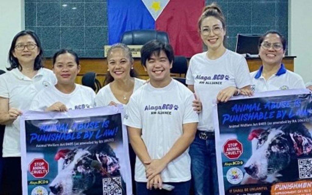 Bacolod City Councilor Celia Flor (left) with Irene Gamboa (second from right), vice president of Community Animal Rescue Efforts Inc., and other animal welfare advocates during their meeting at the city council on Tuesday, June 20, 2023. Through the Alaga.BCD alliance, they are pushing for solutions to address concerns brought about by stray cats and dogs around the city. (Bacolod City PIO)Bacolod City Councilor Celia Flor (left) with Irene Gamboa (second from right), vice president of Community Animal Rescue Efforts Inc., and other animal welfare advocates during their meeting at the city council on Tuesday, June 20, 2023. Through the Alaga.BCD alliance, they are pushing for solutions to address concerns brought about by stray cats and dogs around the city. (Bacolod City PIO)