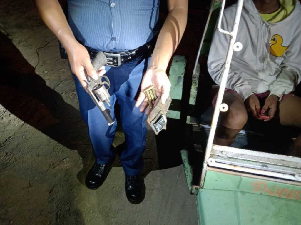 A police officer shows illegal firearms confiscated at a Commission on Elections checkpoint in Negros Occidental’s Kabankalan City in this file photo. The poll body will impose a gun ban from August 28 to November 29 of this year, as part of the upcoming barangay and Sangguniang Kabataan elections this October. (File photo)