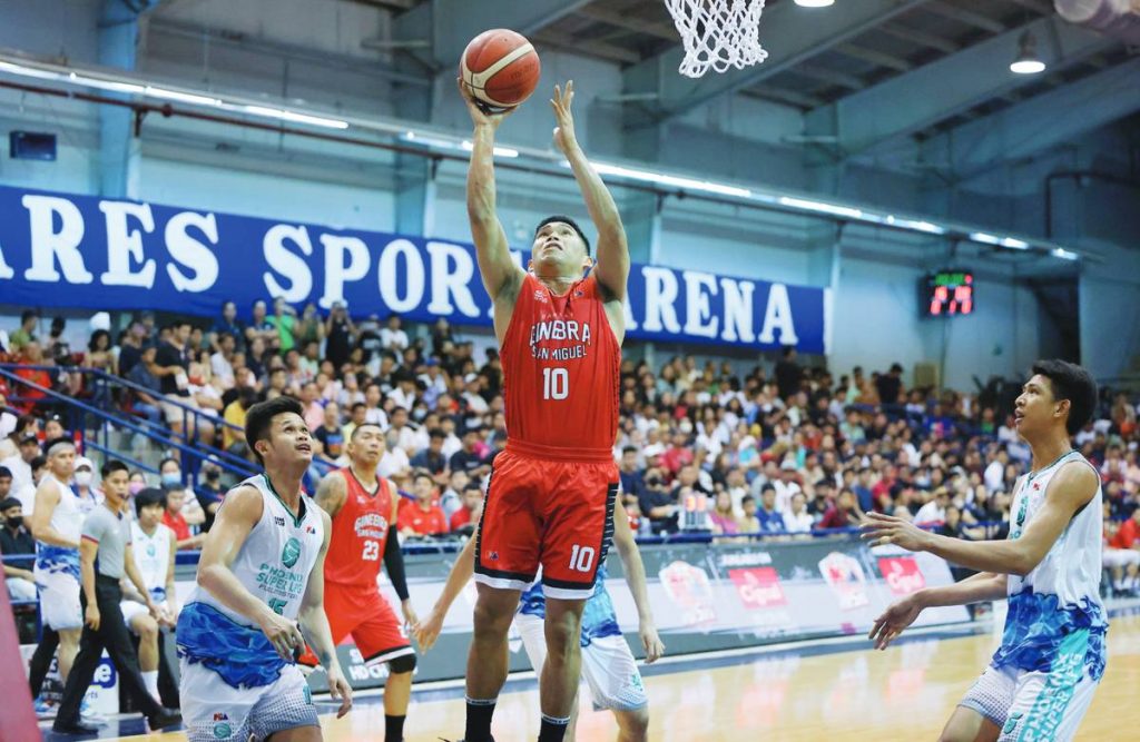 Barangay Ginebra San Miguel Kings’ Nard John Pinto evades the defense of Phoenix Super LPG Fuel Masters for a layup. (PBA photo)