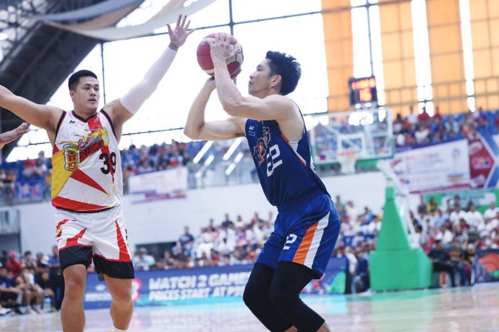 Meralco Bolts’ Allein Maliksi attempts a basket while being chased by Ilonggo Jericho Cruz of San Miguel Beermen. (PBA photo)