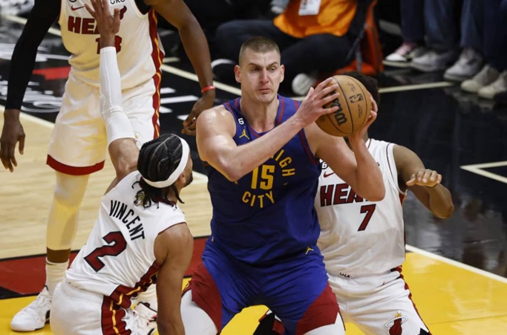 Denver Nuggets center Nikola Jokic (center) looks to pass as Miami Heat guards Gabe Vincent (left) and Kyle Lowry defend during the second half of Game 3 of the NBA Finals in Miami, Florida. (EPA-EFE / Rhona Wise photo)