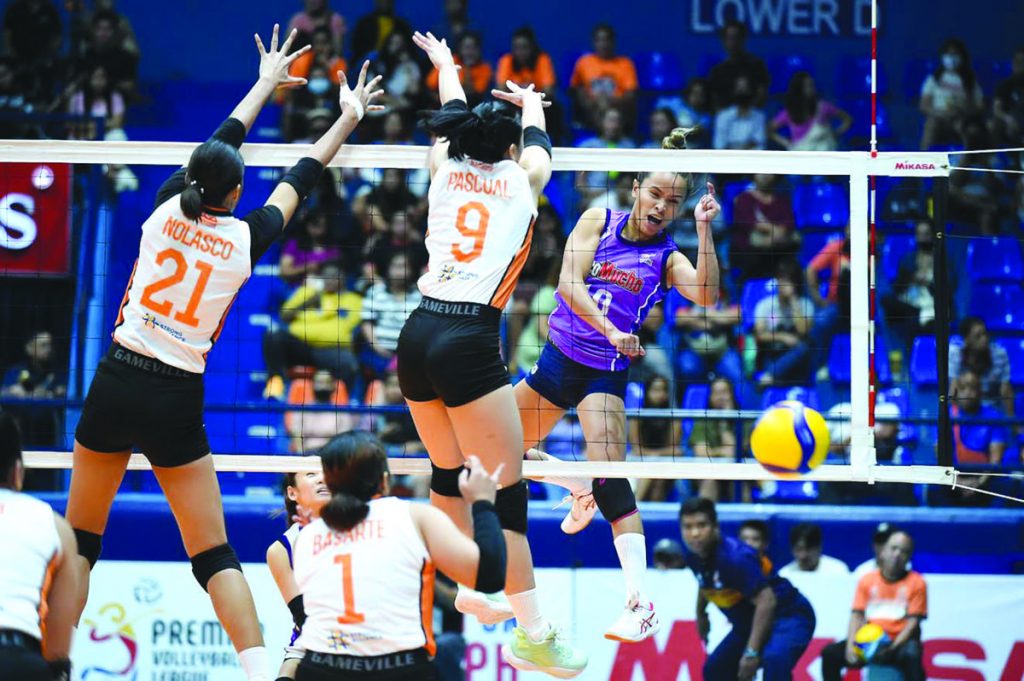 Choco Mucho Flying Titans’ Cherry Rondina managed to score against the defense of Farm Fresh Foxies’ Gayle Pascual. (PVL photo)