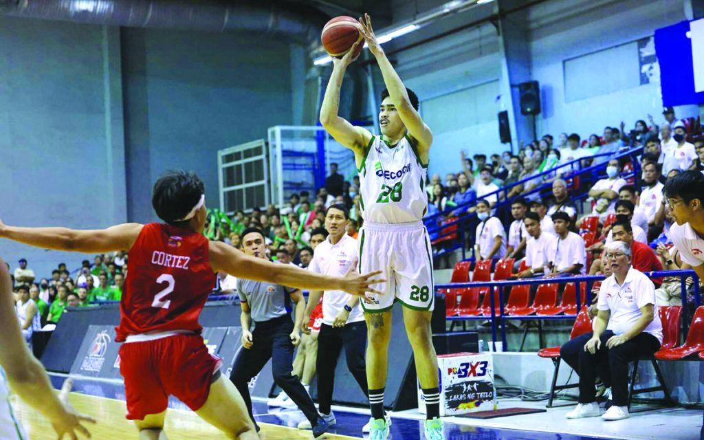 EcoOil-La Salle Green Archers' Kevin Quiambao shoots over the defense of Marinerong Pilipino-San Beda Red Lions' Raven Cortez. (PBA photo)