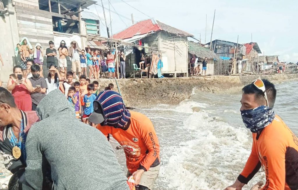 Authorities recover the remains of a security guard after he was allegedly drowned off the coast in Bacolod City's Barangay Banago last Sunday, June 11, 2023. (PCG-Negros Occidental photo)Authorities recover the remains of a security guard after he was allegedly drowned off the coast in Bacolod City's Barangay Banago last Sunday, June 11, 2023. (PCG-Negros Occidental photo)