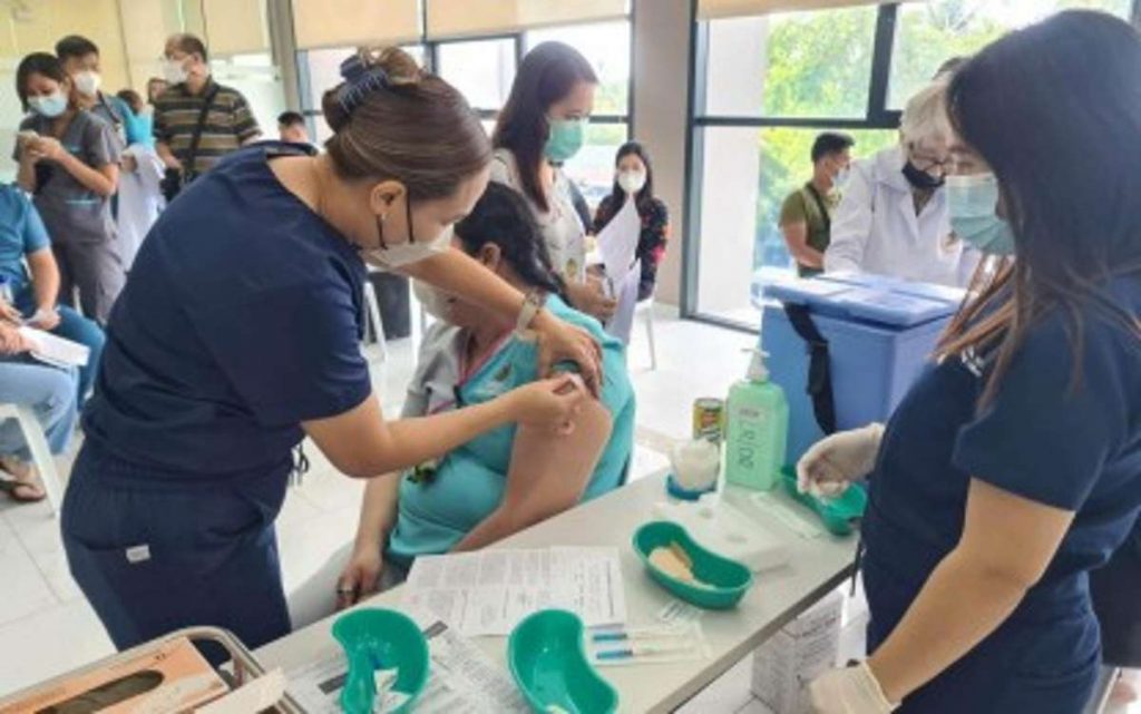 A health worker administers the COVID-19 bivalent vaccine to a colleague during a ceremonial activity in Negros Oriental on Monday, July 17, 2023. Provincial Health Officer Dr. Liland Estacion said there are 1,800 doses of the Omicron variant bivalent vaccine for health workers in the province. (PHO Negros Oriental photo)