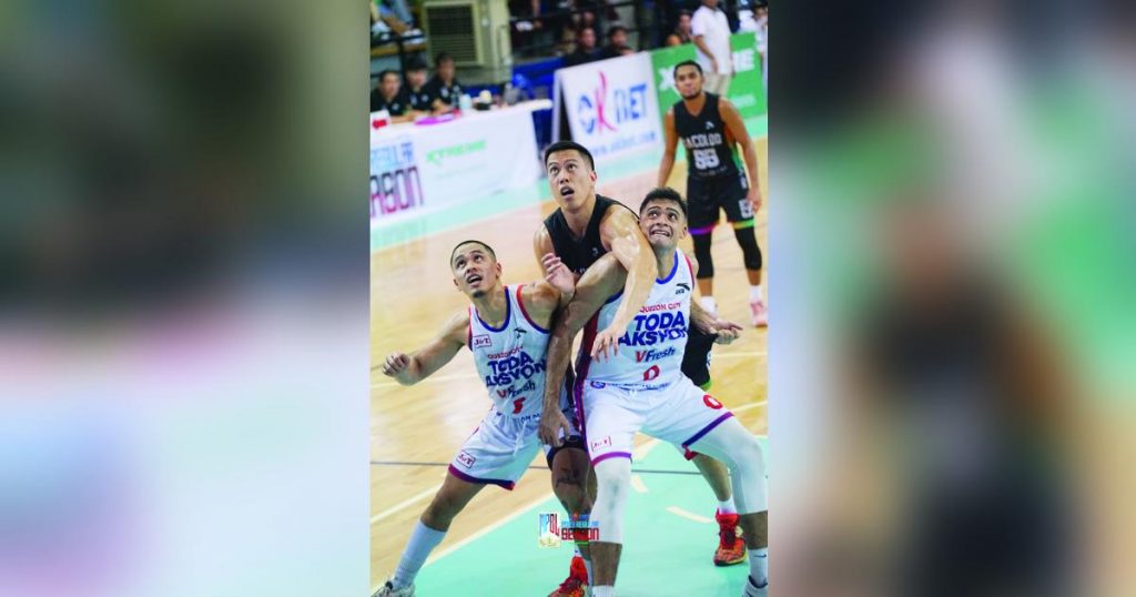 Bacolod City of Smiles’ Mark Sarangay battles two Quezon City TODA Aksyon V Fresh players for a rebound. (MPBL photo)