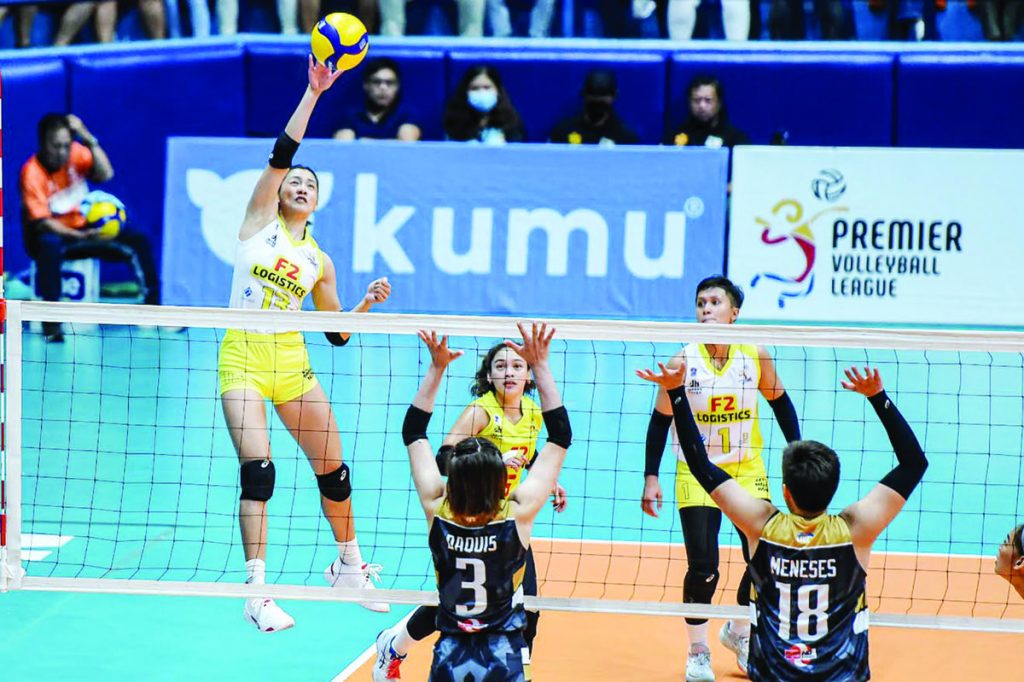 F2 Logistics Cargo Movers’ Kim Kianna Dy rises to an attack point. (PVL photo)