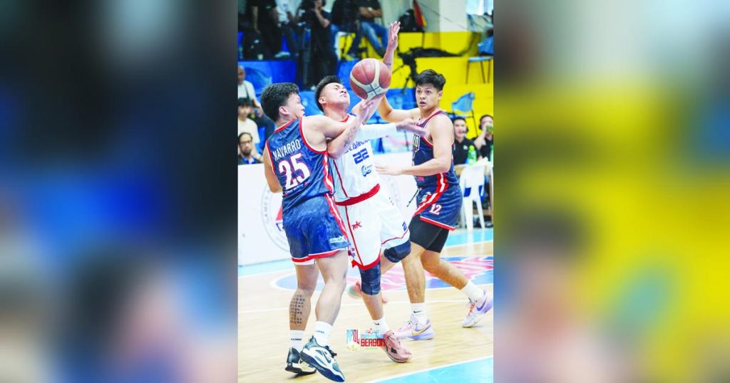 Iloilo United Royals’ Lorenzo Navarro hacked Sarangani Marlins’ Alex Desoyo during a positioning battle. (MPBL photo)Iloilo United Royals’ Lorenzo Navarro hacked Sarangani Marlins’ Alex Desoyo during a positioning battle. (MPBL photo)