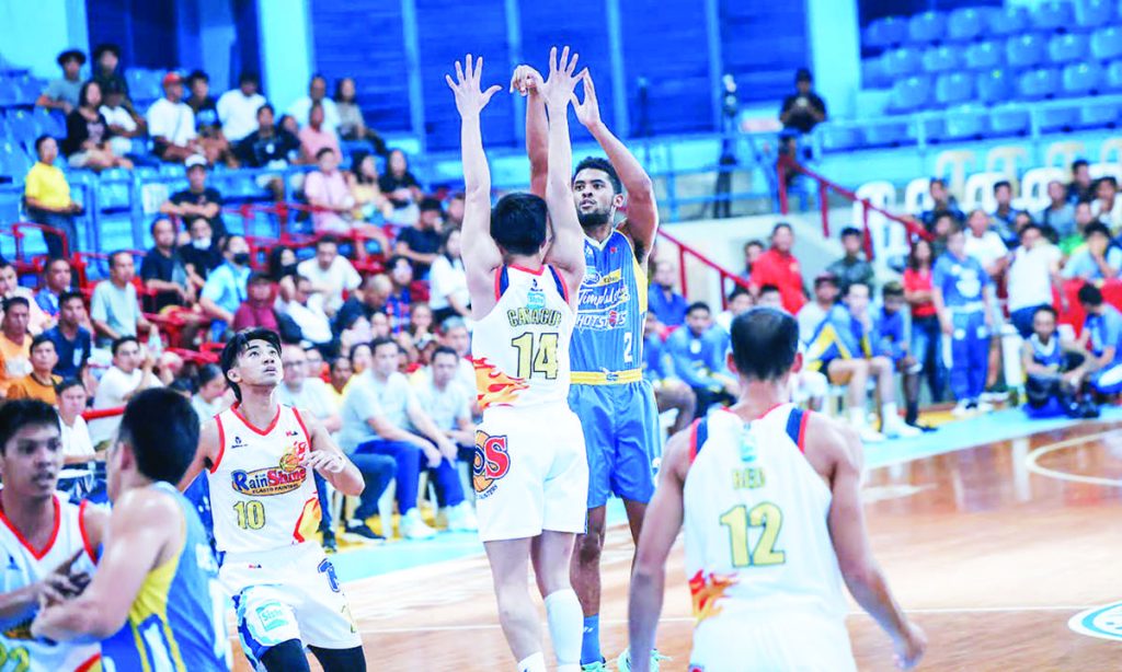 Magnolia Chicken Timplados Hotshots’ Jerrick Ahanmisi goes for a jumper while being defended by Rain or Shine Elasto Painters’ Andrei Caracut. (PBA photo)