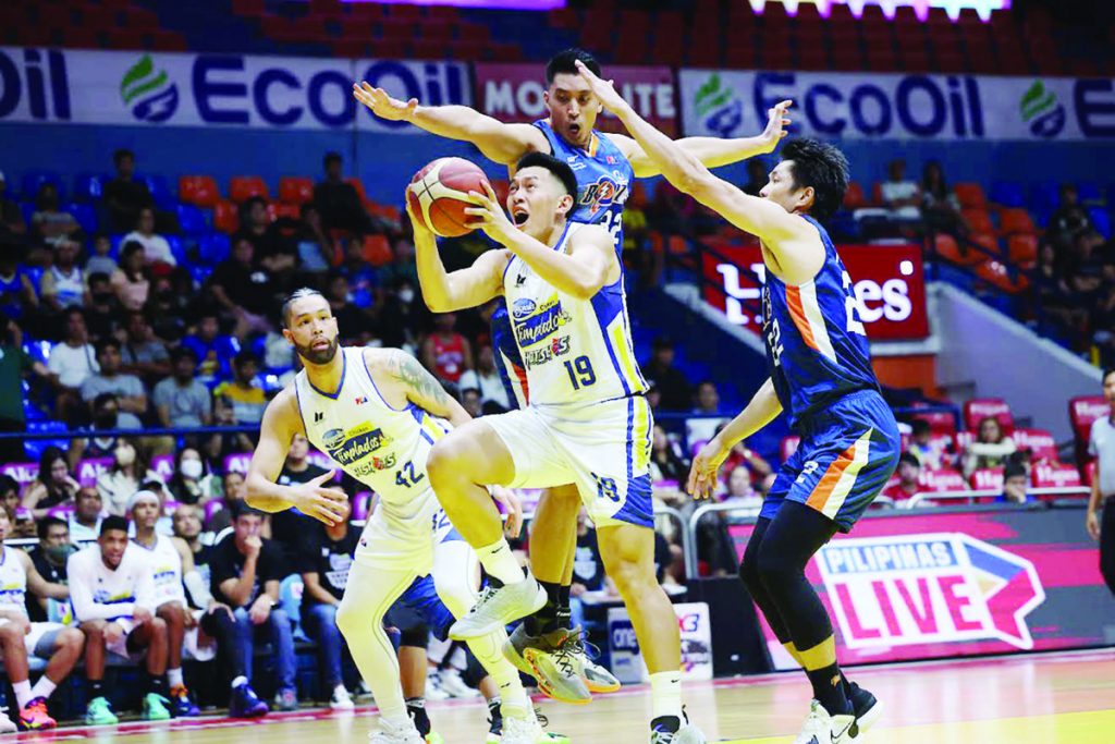 Magnolia Chicken Timplados Hotshots’ Rome dela Rosa tries to score against the defense of Meralco Bolts’ Kyle Pascual and Allein Maliksi. (PBA photo)