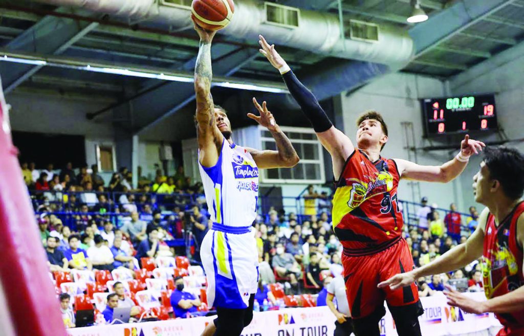 Magnolia Chicken Timplados Hotshots’ Calvin Abueva scores against the defense of San Miguel Beermen’s John Rodney Brondial. (PBA photo)