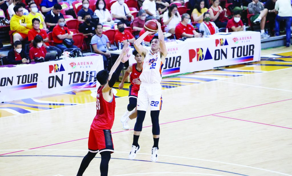 Meralco Bolts’ Allein Maliksi shoots over the defense of Barangay Ginebra San Miguel Kings’ Aljon Mariano. (PBA photo)