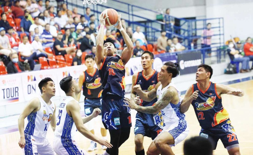 Rain or Shine Elasto Painters’ Shaun Ildefonso splits the TNT Tropang Giga defense for an inside hit. (PBA photo)