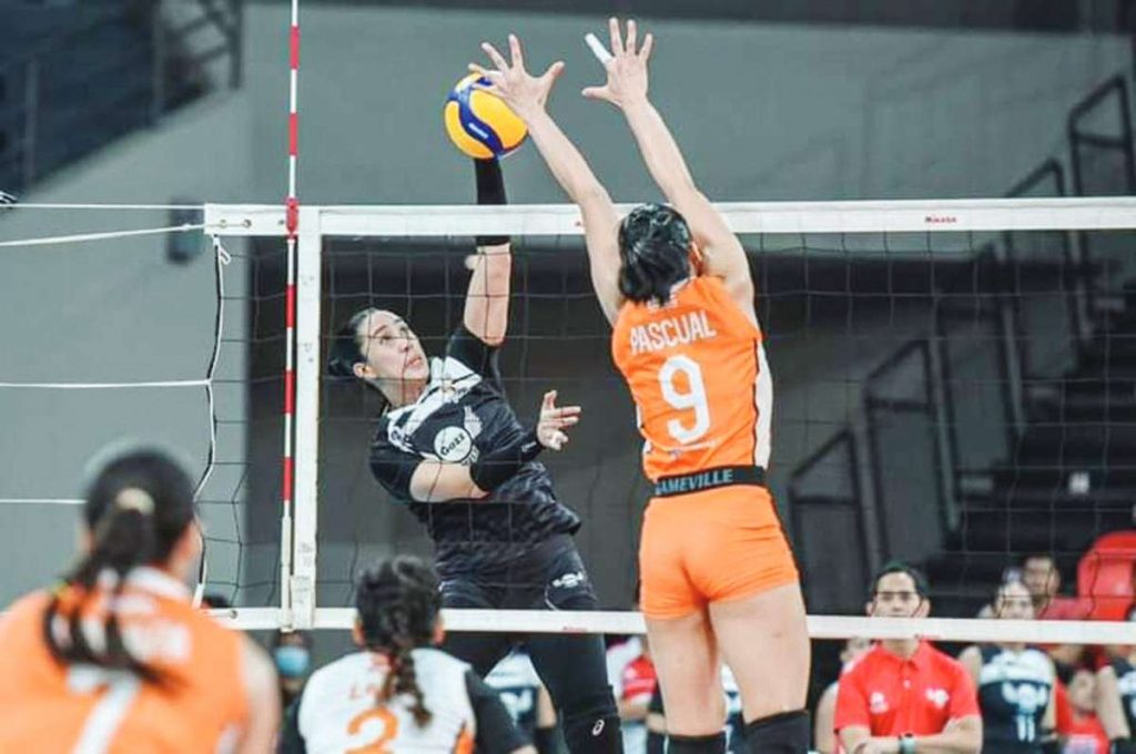 Ilongga Aiza Maizo-Pontillas of Petro Gazz Angels attempts to score against the defense of Farm Fresh Foxies' Gayle Pascual. (PVL photo)