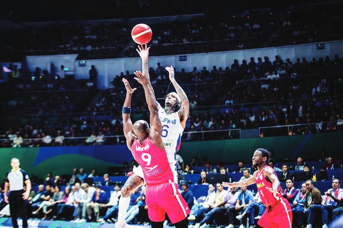 Gilas Pilipinas’ Jordan Clarkson was forced for a tough shot by the defense of Angola’s Leonel Paulo. (FIBA photo)