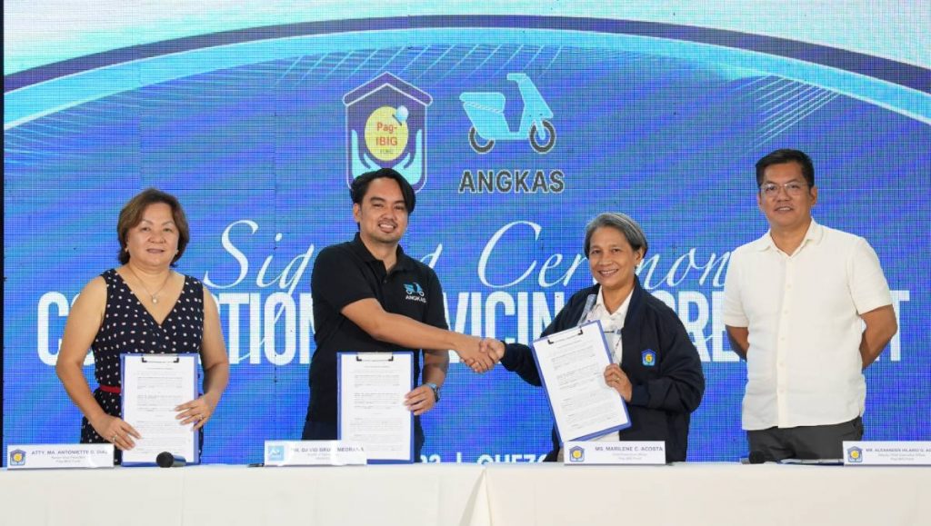 In photo (from left): Pag-IBIG Fund Senior Vice President for Member Services, Atty. Marie Antoniette Diaz, Angkas Head of Operations David Brian Medrana, Pag-IBIG Chief Executive Officer Marilene Acosta, and Pag-IBIG Fund Deputy Chief Executive Officer Alexander Hilario Aguilar.