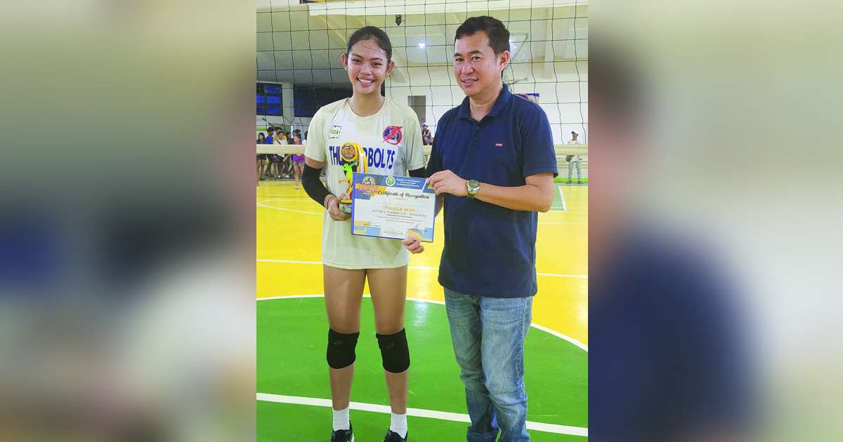 Rhose Almendralejo receives her MVP award from Bingawan Mayor Mark Palabrica. (Photo courtesy of Jose Montalbo)