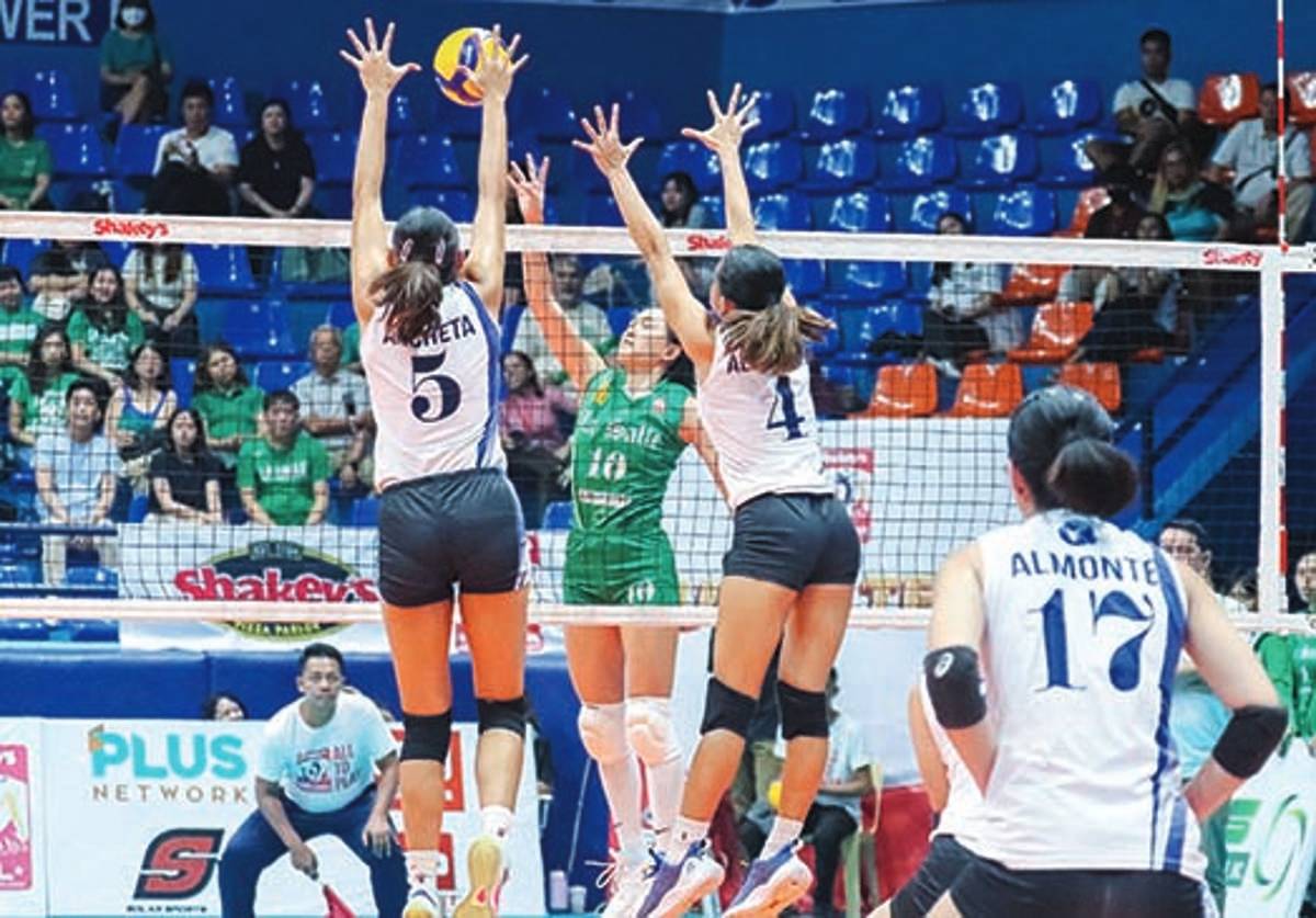 Negrense Maicah Larroza of De La Salle University Lady Spikers attempts to score against two Adamson University Lady Falcons’ defenders. (SSL photo)