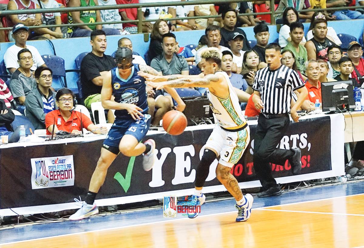 Negros Pau Muscovados' Leo James Ingles pushes Batangas City Embassy Chill's Juneric Baloria out of bounds. (MPBL photo)