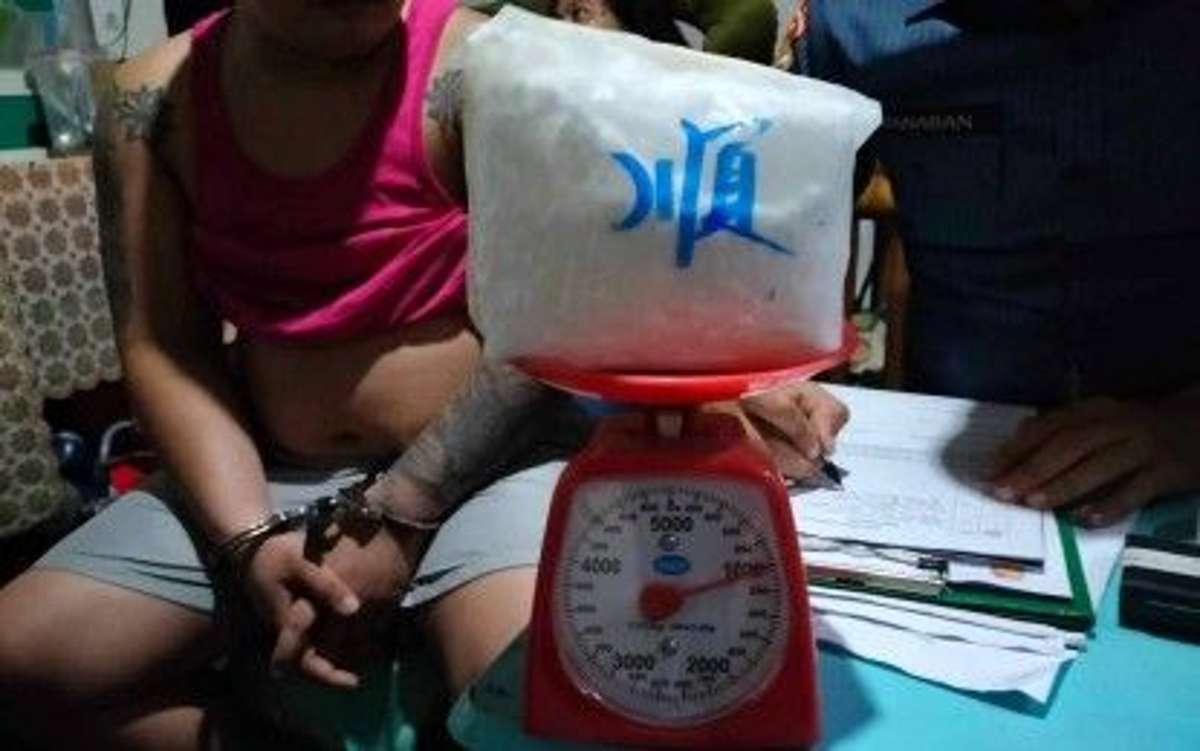 An anti-illegal drug operative documents the one kilogram of suspected shabu, valued at P6.8 million, that was seized during a buy-bust in Dumaguete City’s Barangay Calindagan at dawn on Saturday, August 19, 2023. Two suspected drug pushers were arrested in the same operation. (Photo courtesy of Negros Oriental Police Provincial Office)