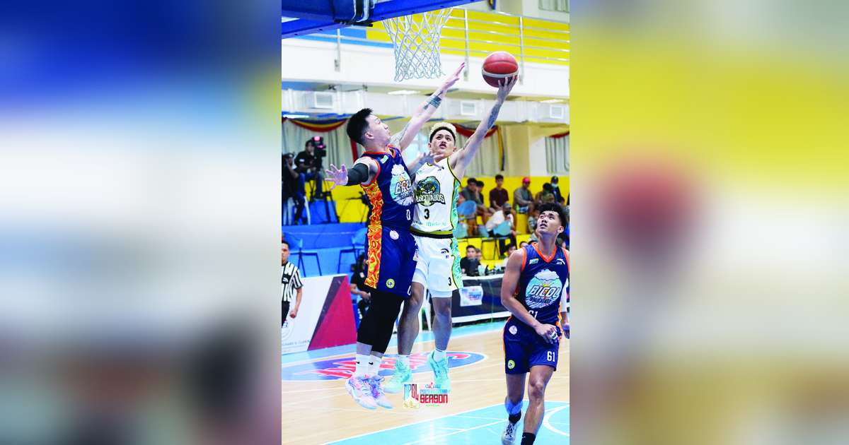 Negros Pau Muscovados’ Leo James Ingles goes for a layup against the defense of Bicol Volcanoes’ Ralph Deles. (MPBL photo)