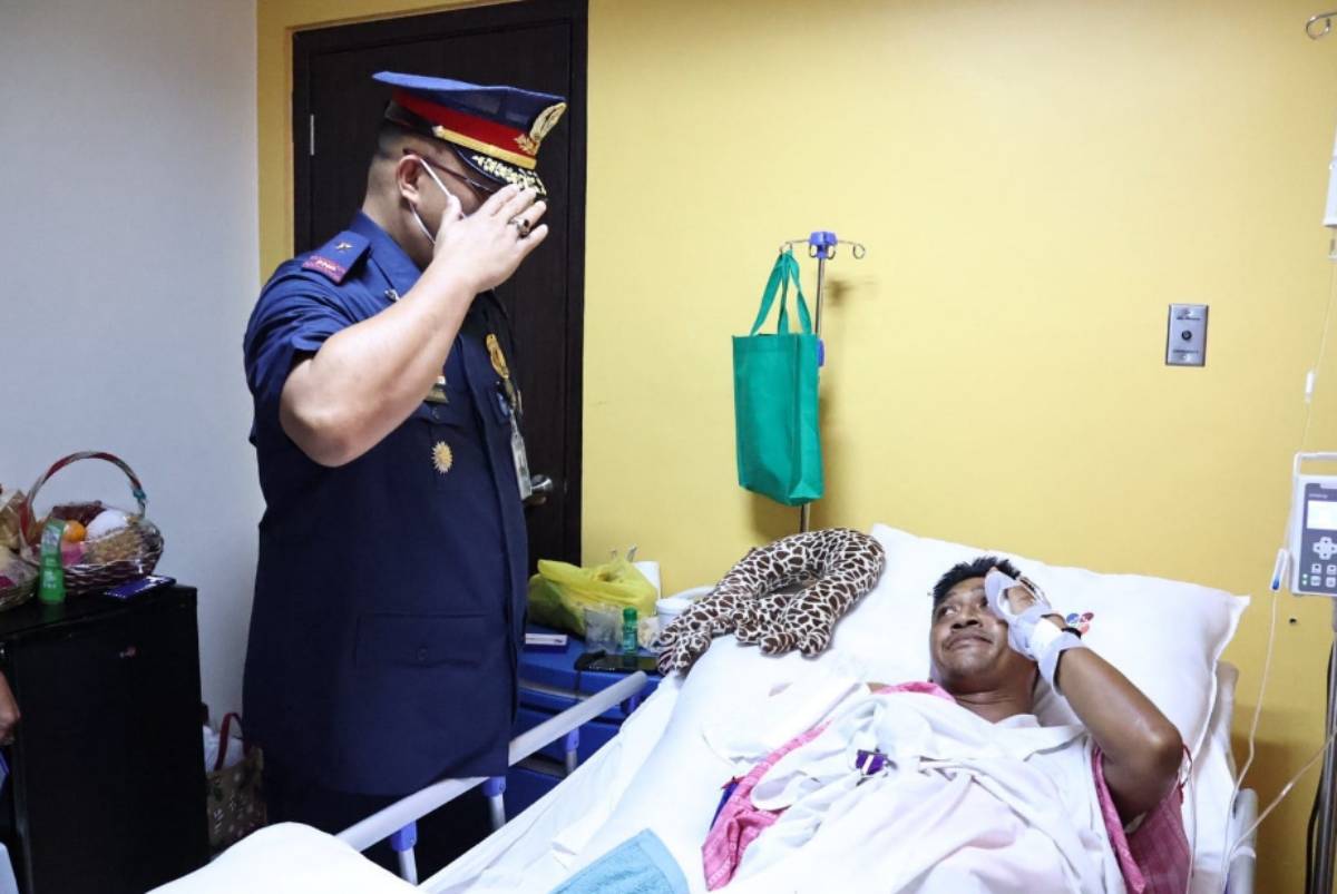 Brigadier General Sidney Villaflor, Police Regional Office in Western Visayas director, awarded the Wounded Personnel Medal to Corporal Dennis Nacis, who is confined in a hospital in Bacolod City on Saturday, August 12, 2023. Nacis was among those town police personnel who encountered members of the New People’s Army on their way to Negros Occidental’s Calatrava town on August 9. (PRO-6 photo)