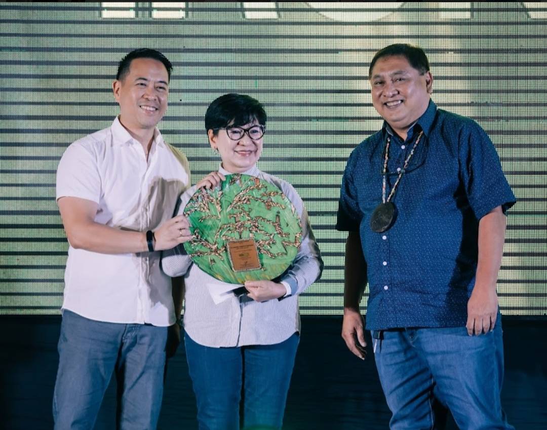 Department of Science and Technology-Food and Nutrition Research Institute director Dr. Imelda Angeles-Agdeppa (center) receives the plaque of appreciation from CM & Sons Food Products Inc. president and CEO Jonathan Lo (left). Also in photo is Bacolod City Councilor Thaddeus Sayson.