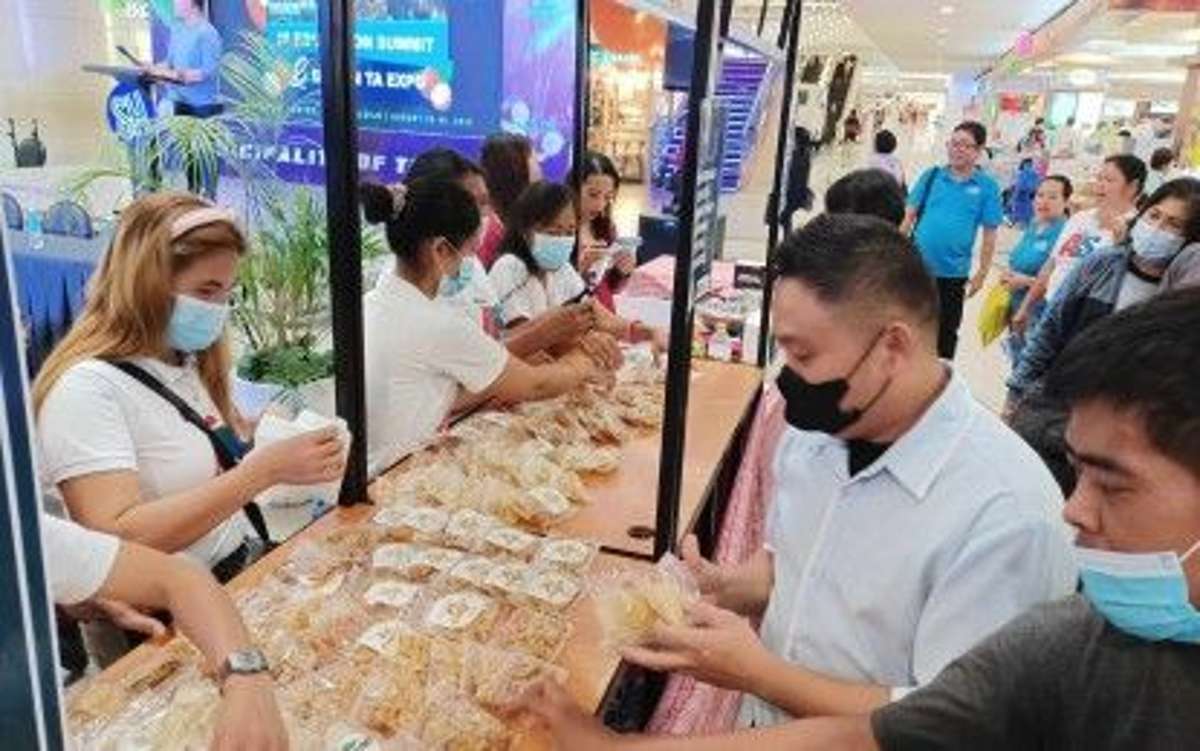 Mall-goers at SM City avail of processed products offered free by the indigenous peoples Alternative Learning System graduates from the municipality of Tubungan on Tuesday, Aug. 29. (PNA photo by PGLena)