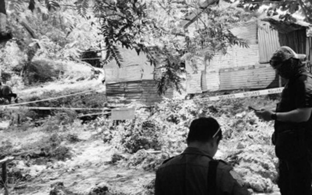 Police investigators process the crime scene at Barangay Malabugas in Negros Oriental’s Bayawan City, where a suspected gun-for-hire died after allegedly resisting arrest during a police operation. Alex Mayagma, tagged as a suspect in several Negros Oriental killings, allegedly attempted to shoot law enforcers who were about to serve court warrants for his arrest. (Photo courtesy of NOPPO)