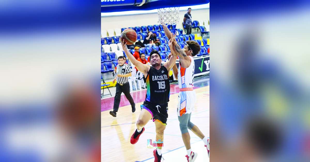 Bacolod City of Smiles’ Justin Alano goes for an inside hit against a Pampanga Giant Lanterns’ defender. (MPBL photo)