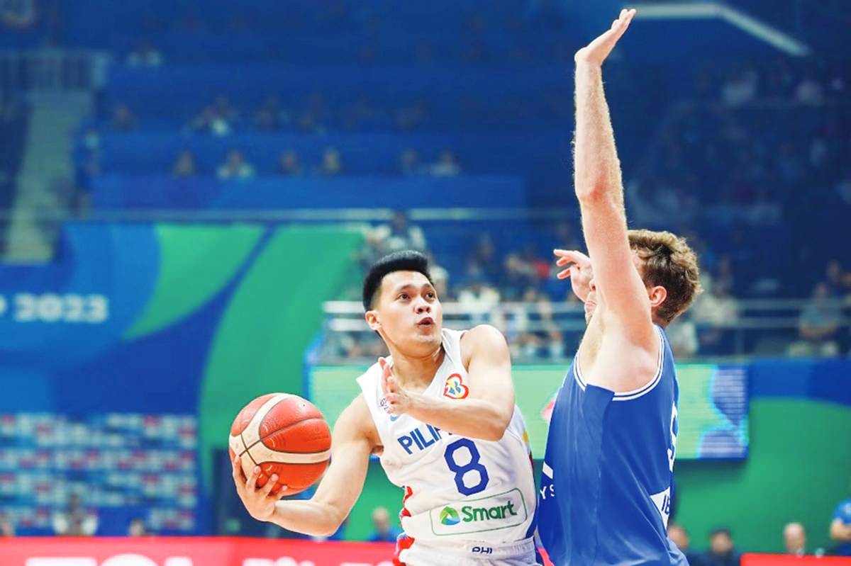 Gilas Pilipinas guard Scottie Thompson in action against Italy during their FIBA Basketball World Cup match at the Araneta Coliseum in Quezon City on August 20, 2023. (Jonathan Cellona / ABS-CBN News photo)