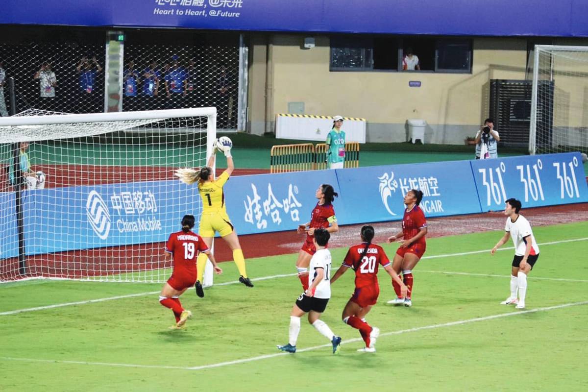 Filipinas’ goalkeeper Olivia McDaniel (7) saves a corner kick from South Korea. (PSC photo)