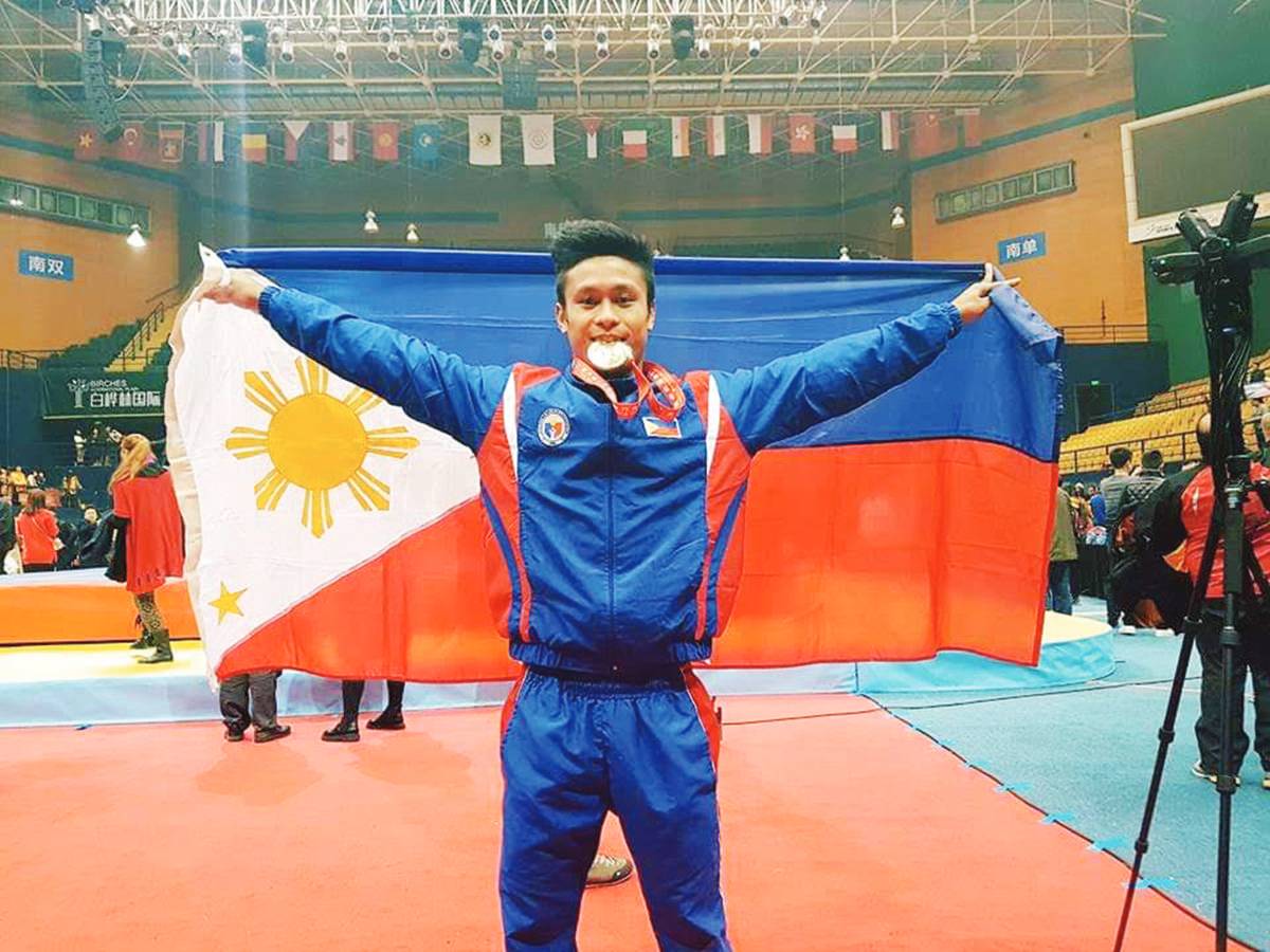 Ilonggo wushu bet Arnel Mandal settled for a silver medal finish after falling to Haidong Jiang of China in the men's -56 kilogram finals. (Facebook photo)