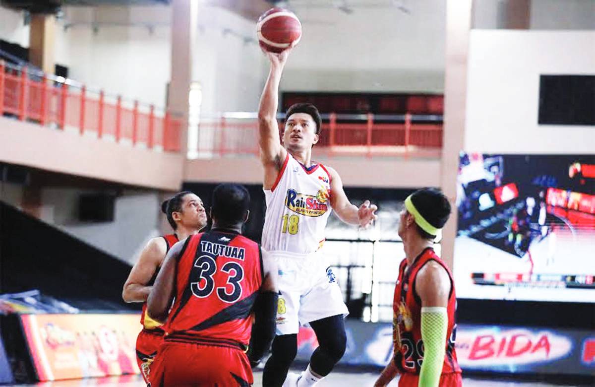 Negrense James Yap signs a contract extension with Rain or Shine Elasto Painters. (PBA photo)