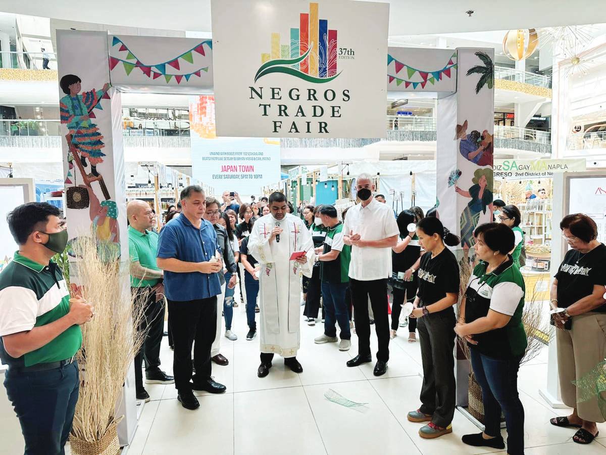 Negros Occidental Governor Eugenio Jose Lacson (fourth from right) leads the official opening and blessing of the booths of the 37th Negros Trade Fair with chairperson Michael Claparols (third from left) and Association of Negros Producers president Arlene Infante (third from right) at a mall in Makati City yesterday, September 27, 2023. The country’s longest-running provincial trade fair, which sells Negrense-made food products, crafts, fashion, and homestyle items, will run until October 1. (PIO Negros Occidental photo)   