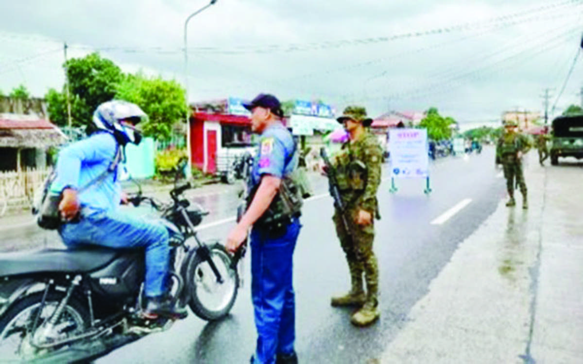 Soldiers assist members of the Philippine National Police manning Commission on Elections checkpoints in Negros Oriental in this undated photo. Viscom commander, Lt. General Benedict Arevalo, in a statement yesterday, September 19, 2023, said their over 1,000-strong military personnel are ready to support the election body and the police in ensuring peace and security in Negros Oriental as the Barangay and Sangguniang Kabataan elections in the province will push. (Viscom PIO photo)