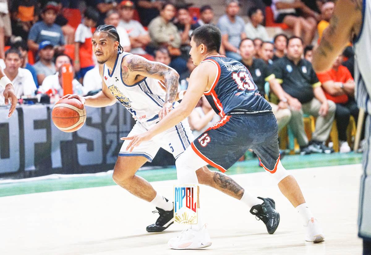 Bacoor City Strikers’ James Canlas Kwekuteye evades the defense of Iloilo United Royals’ Jhon Rey Sumido. (MPBL photo)