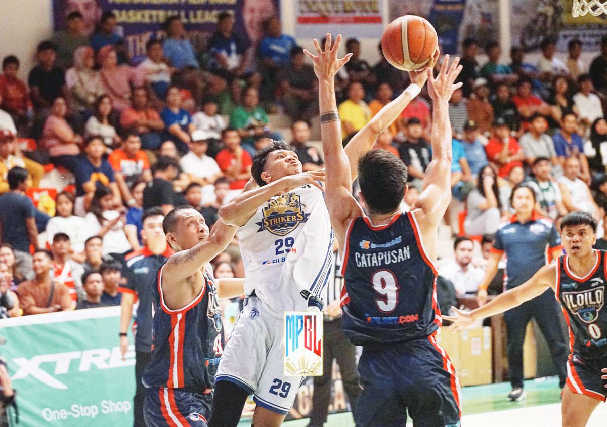Negrense Jhan McHale Nermal of Bacoor City Strikers attempts to score against Iloilo United Royals’ Conrad Catapusan. (MPBL photo)