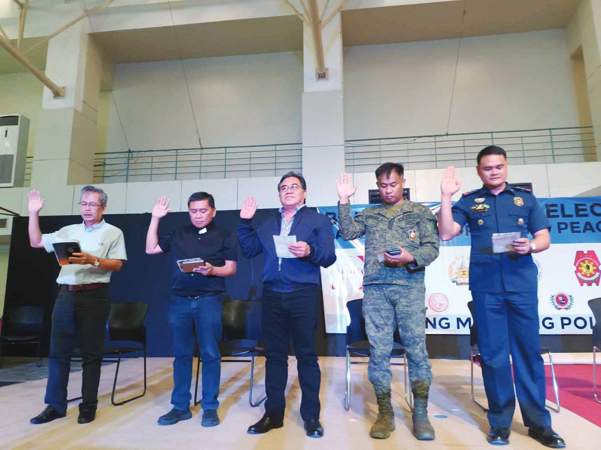Diocesan Electoral Board Convenor Mosigñor Julius Heruela (leftmost) together with representatives from the Commission on Elections, the Armed Forces of the Philippines, and the Philippine National Police in Negros Oriental during the reading of pledge of integrity held on September 19, 2023 at the Provincial Convention Center in Dumaguete City. (PIA Negros Oriental photo)  