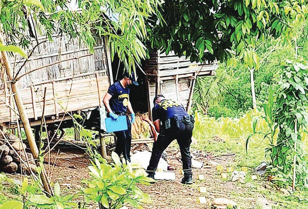 Operatives inspect the crime scene where one of the victims in the massacre succumbed to gunshot wounds in Negros Occidental’s Himamaylan City on June 14, 2023. The only surviving kin in the massacre will personally file criminal complaints against the suspects, the Negros Occidental Police Provincial Office says. (File photo)