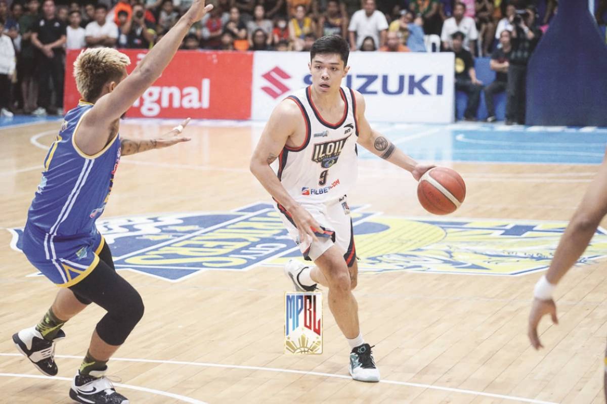 Conrad Catapusan drills a game-winning triple in the Iloilo United Royals’ upset win over Bacoor City Strikers. (MPBL photo)