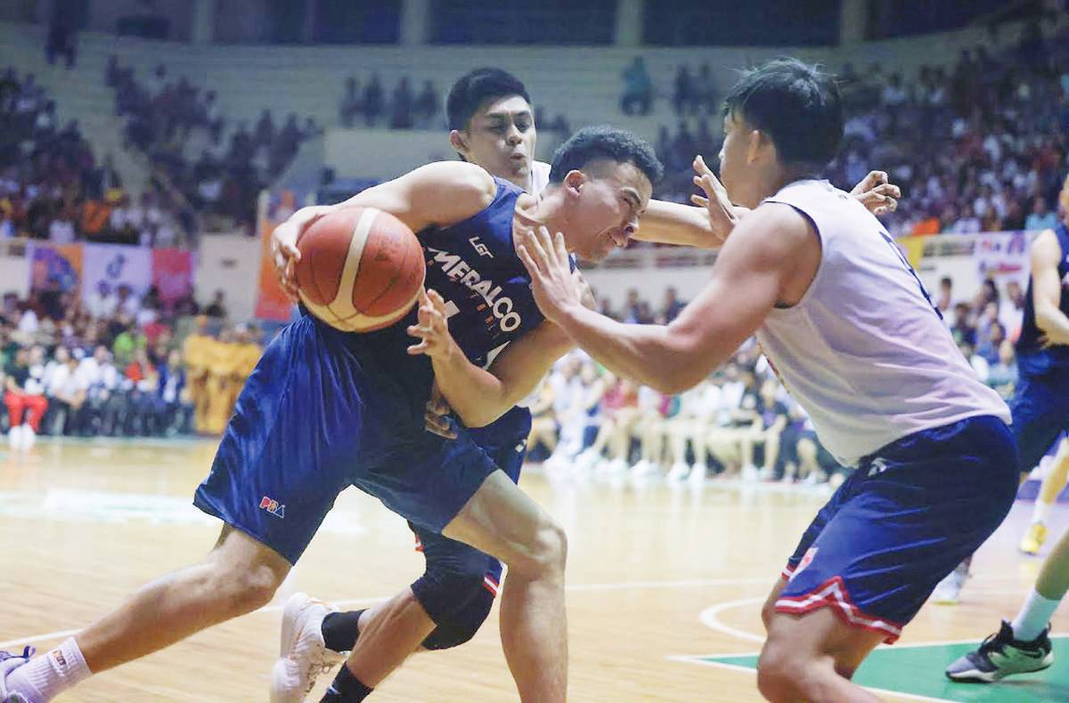 Meralco Bolts’ Aaron Black was bothered by the defense of Rain or Shine Elasto Painters’ Gian Mamuyac and Anton Asistio. (PBA photo)