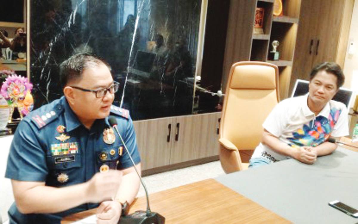 Bacolod City Mayor Alfredo Abelardo Benitez (right) discusses with Colonel Noel Aliño, city police director, the recovery of more than three kilograms of suspected shabu in a buy-bust on Tuesday, October 17, 2023, during a press briefing at the Government Center yesterday, October 18. Aliño said he was instructed by the mayor to ensure that there would be no illegal drugs during the MassKara Festival. (PNA photo)