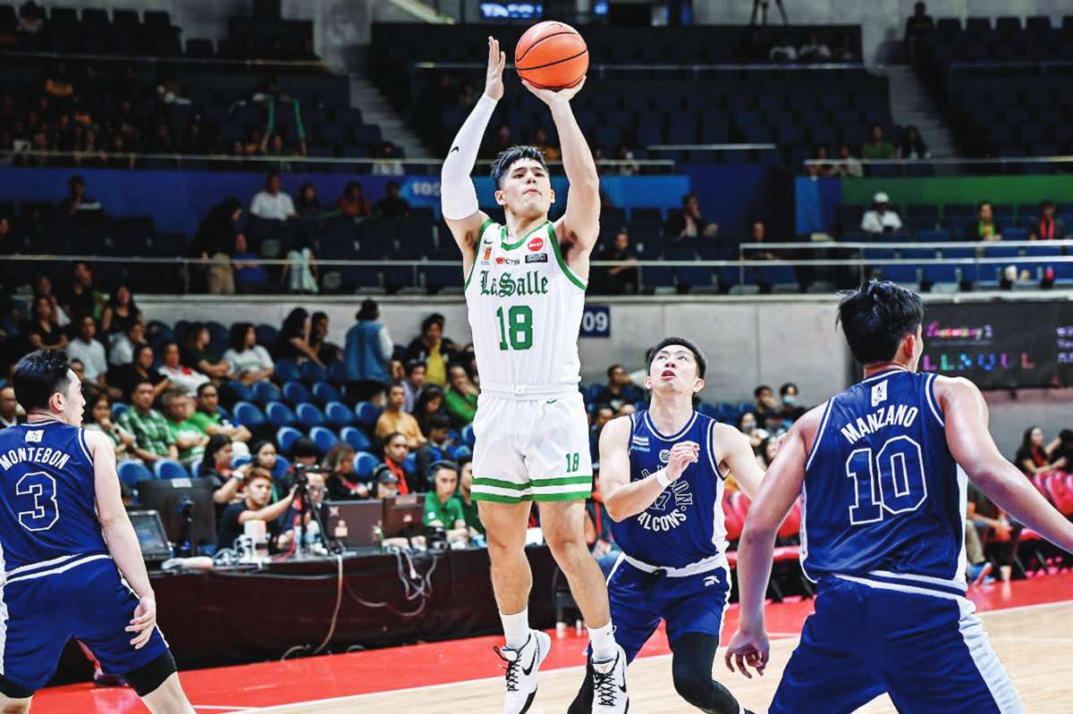 De La Salle University Green Archers’ Francis Escandor pulls up for a basket. (UAAP photo)