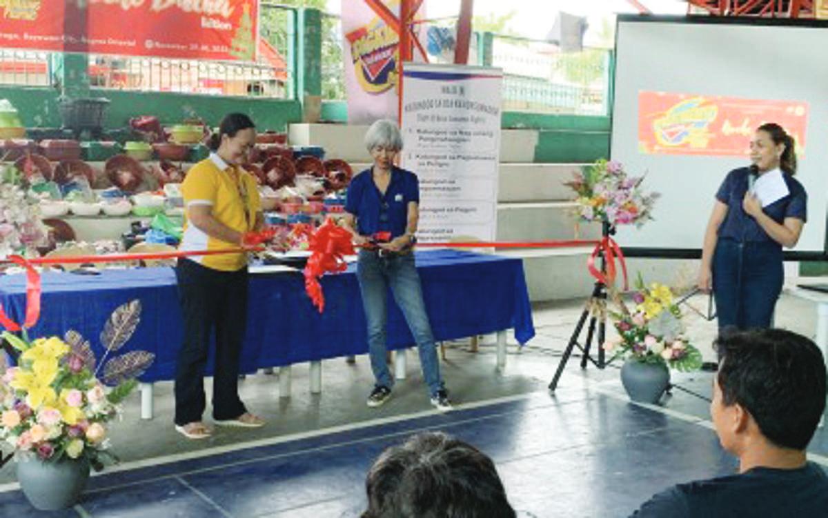 Geraldine Acapulco (left), who heads the City Cooperative Manpower Development Office of Bayawan City, and Department of Trade and Industry-Negros Oriental Provincial Director Nimfa Virtucio (center) lead the opening of the Diskwento Caravan Noche Buena Edition on Wednesday, November 29, 2023. The caravan is set for two days in Bayawan to benefit residents of the southernmost towns of the province. (DTI-Negros Oriental photo)