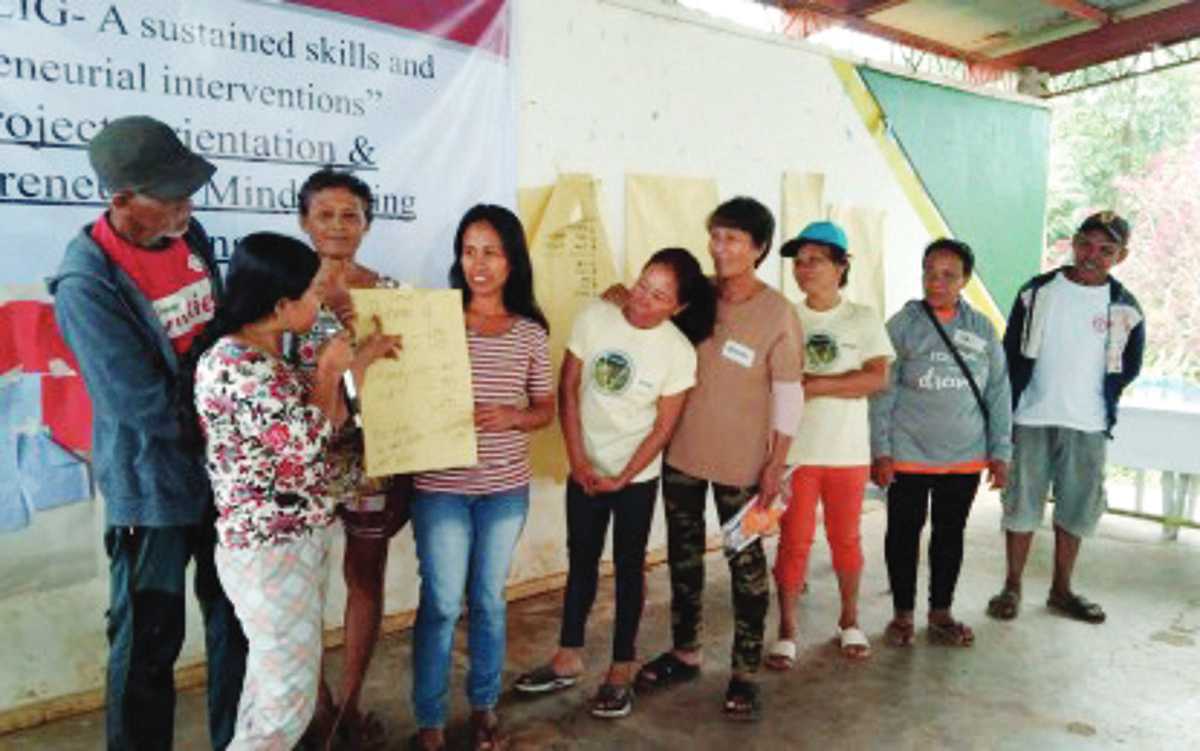 Members of farmers’ groups at Barangay Riverside in Negros Occidental’s Isabela town, join one of the sessions of the Entrepreneurial Training Program held earlier this month. They are being trained by the Association of Negros Producers to develop products from their agricultural produce under the Provincial Peace and Order Council’s Balik-Salig Program, which aims to foster entrepreneurship and economic growth in conflict-affected areas. (ANP photo) 