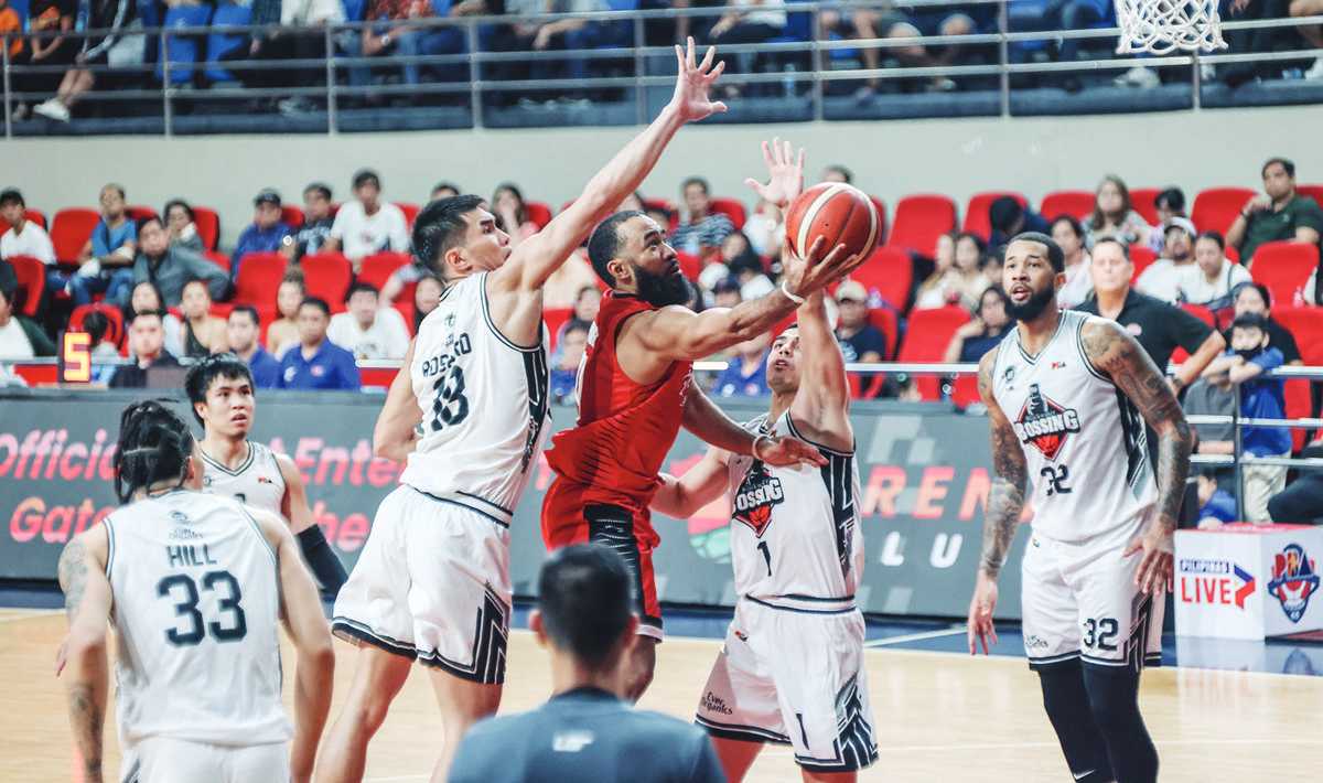 Barangay Ginebra San Miguel Kings' Stanley Pringle splits Blackwater Bossing's defense for a layup. (PBA photo)