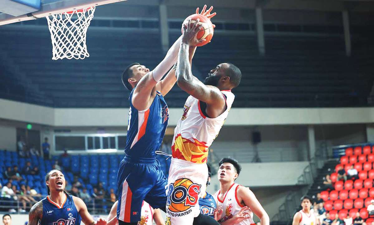 Meralco Bolts’ Raymond Almazan foils the shot attempt of Rain or Shine Elasto Painters’ Dajuan Summers. (PBA photo)