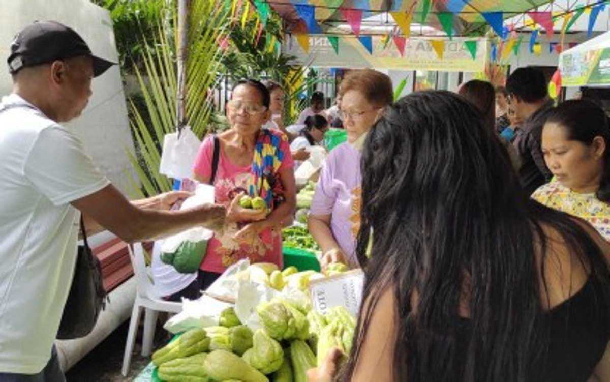 Customers flock to a vegetable stall yesterday, November 22, 2023, during the launching of the Kadiwa ng Pangulo at the National Irrigation Administration provincial office in Negros Oriental’s Sibulan town. The activity is jointly undertaken with the Sidlakang Negros Federation of Irrigators Association, Inc. (Neil Rio photo)